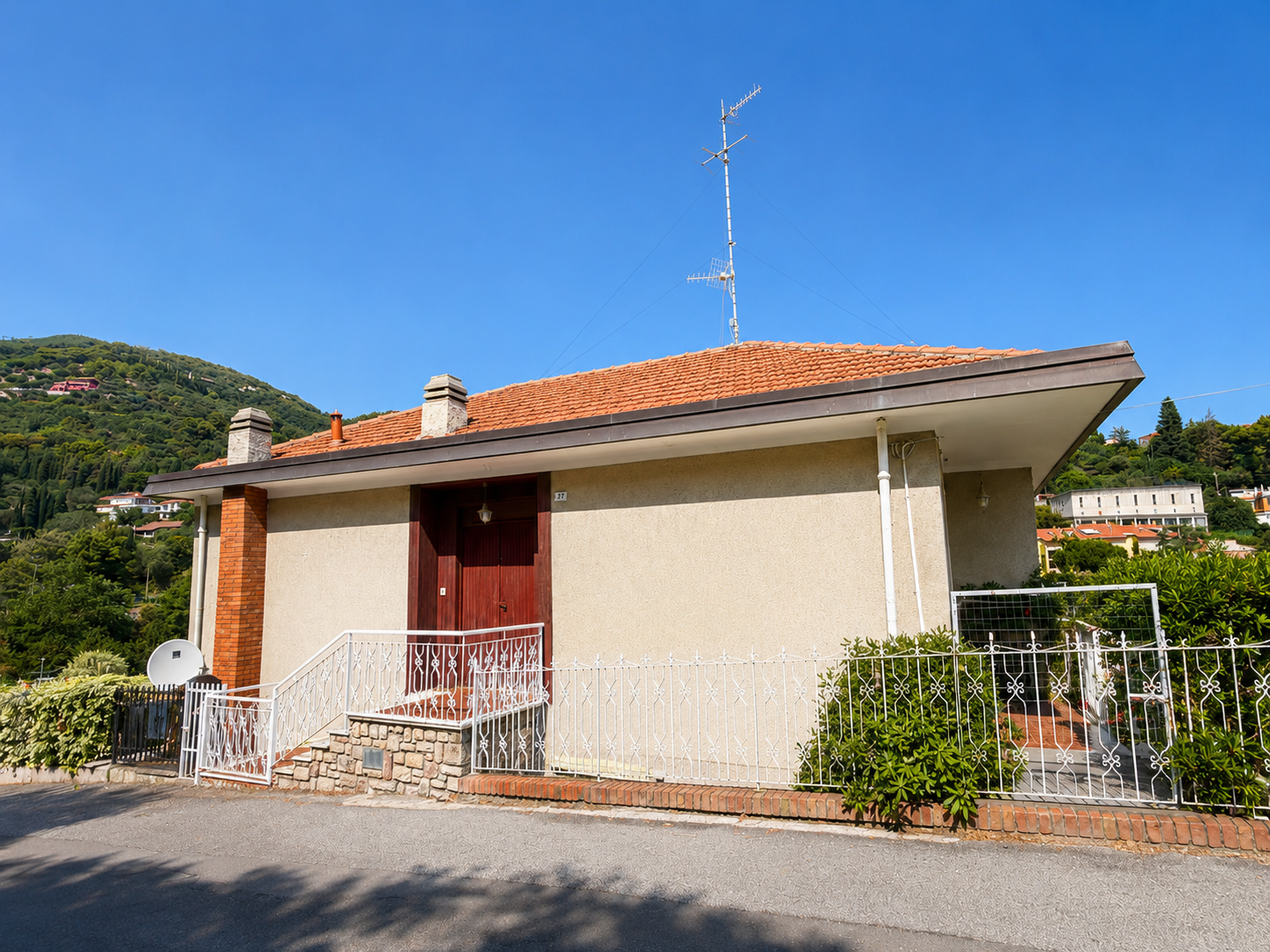 Casa indipendente con giardino in via privata tetti rossi 77, Alassio