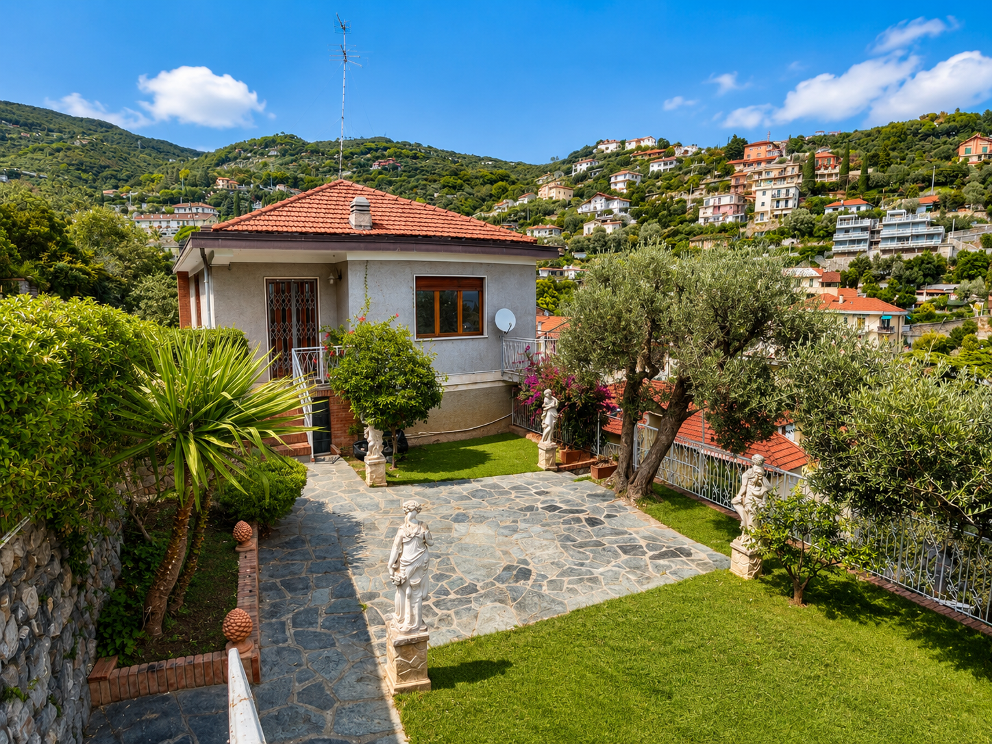 Casa indipendente con giardino in via privata tetti rossi 77, Alassio