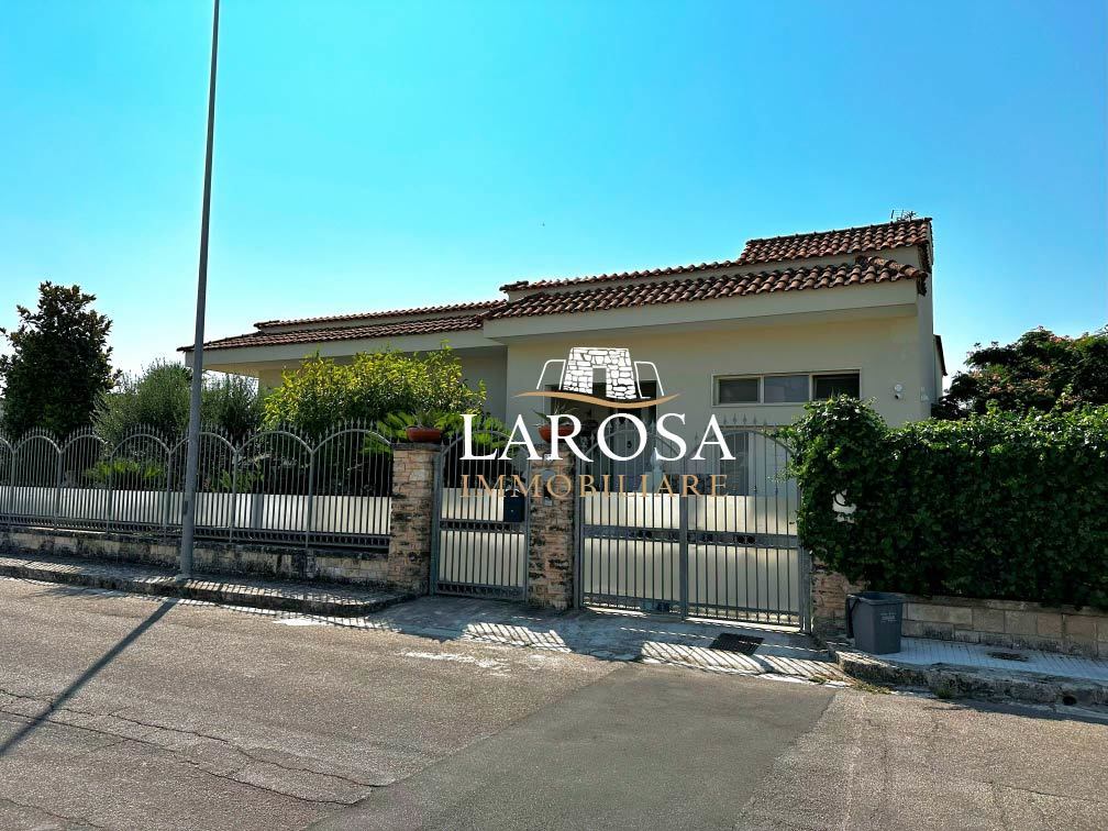 Villa con giardino in viale virgilio 11, Calimera
