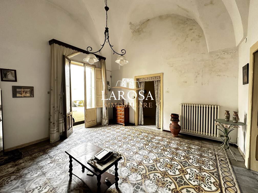 Casa indipendente con giardino in via f. crispi 17, Melendugno