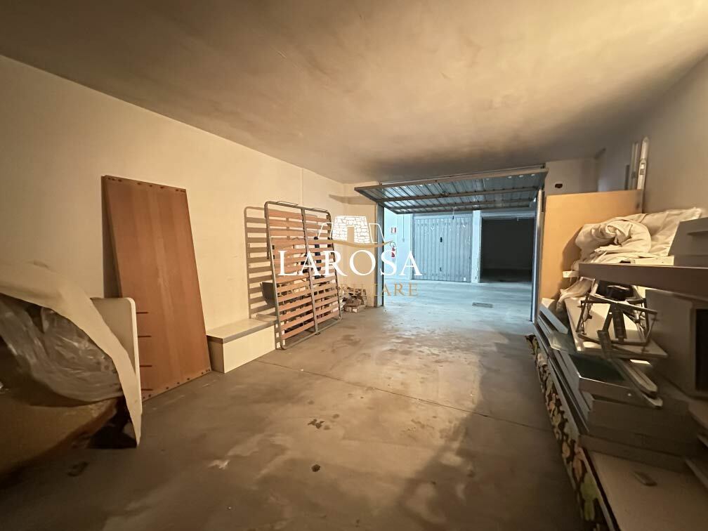 Posto auto coperto in vendita in via merine 38d, Lecce