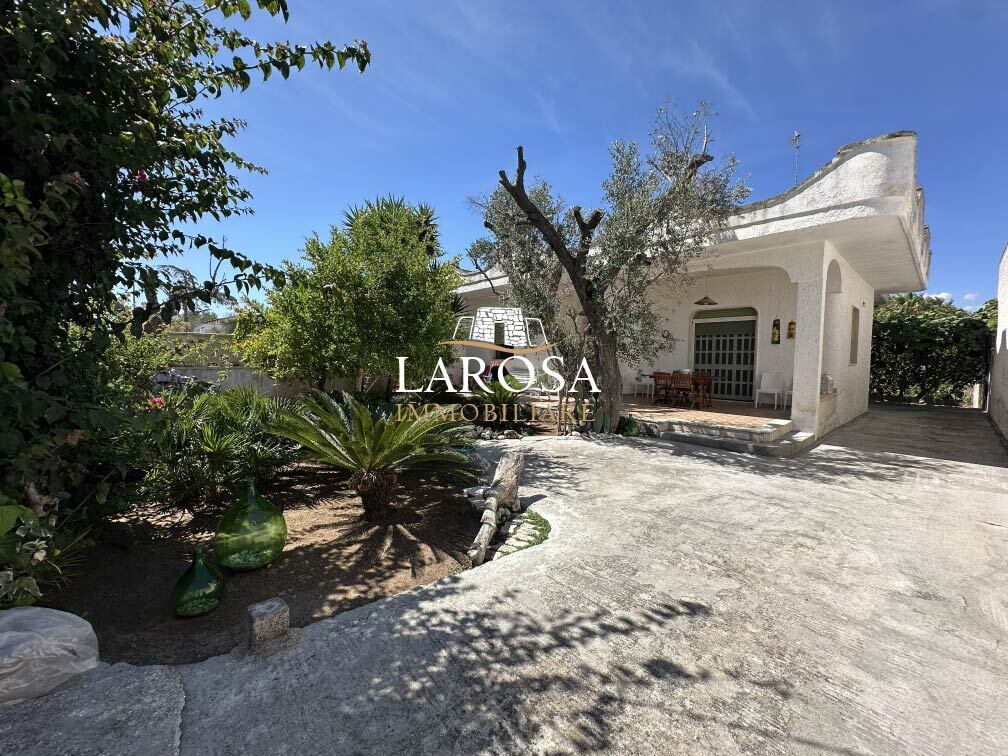 Villa con giardino in via siria 1, Melendugno
