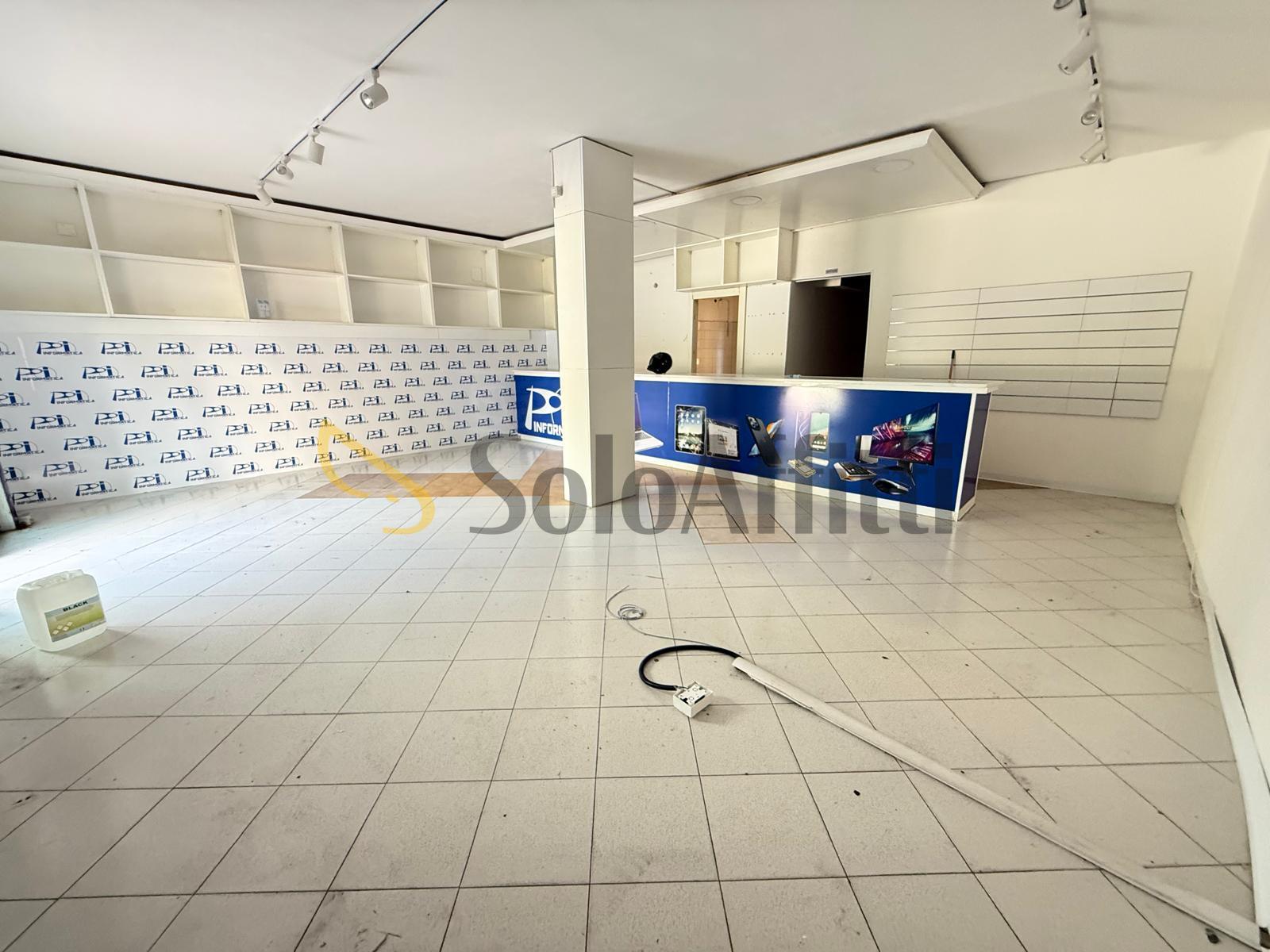 Locale commerciale in affitto in via john fitzgerald kennedy 28, Caserta