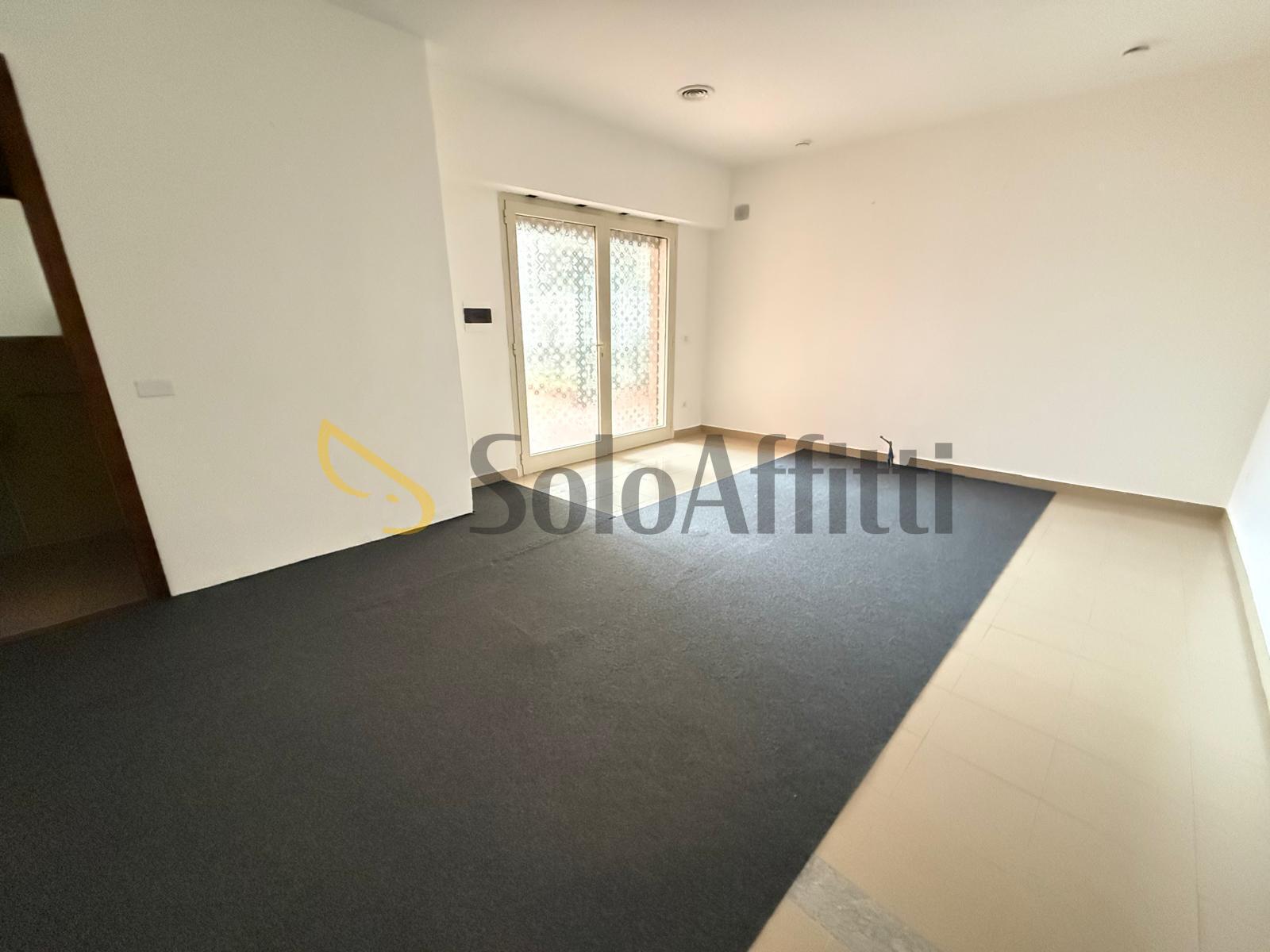 Locale commerciale in affitto in via renato iaselli 11, Caserta