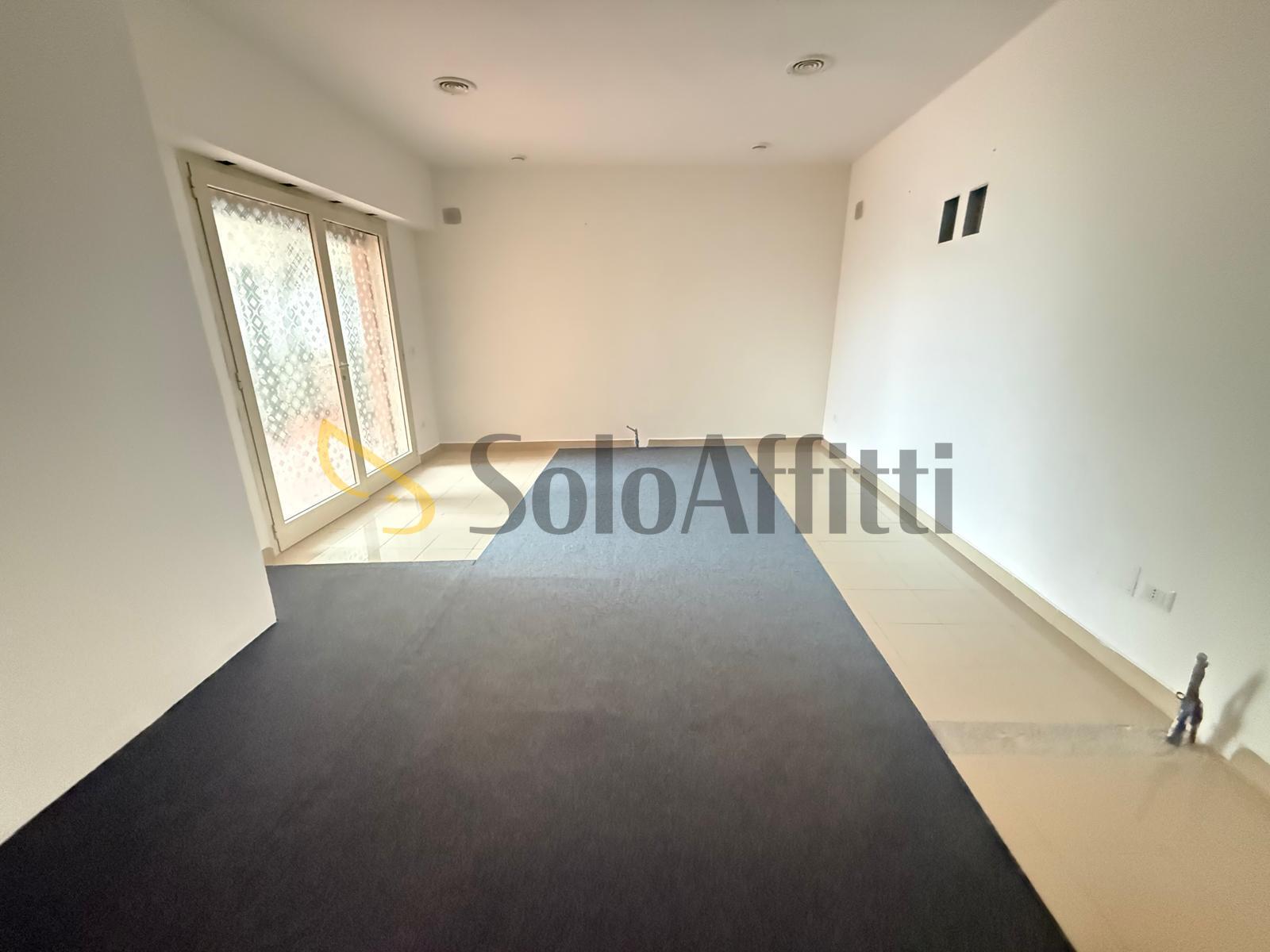 Locale commerciale in affitto in via renato iaselli 11, Caserta