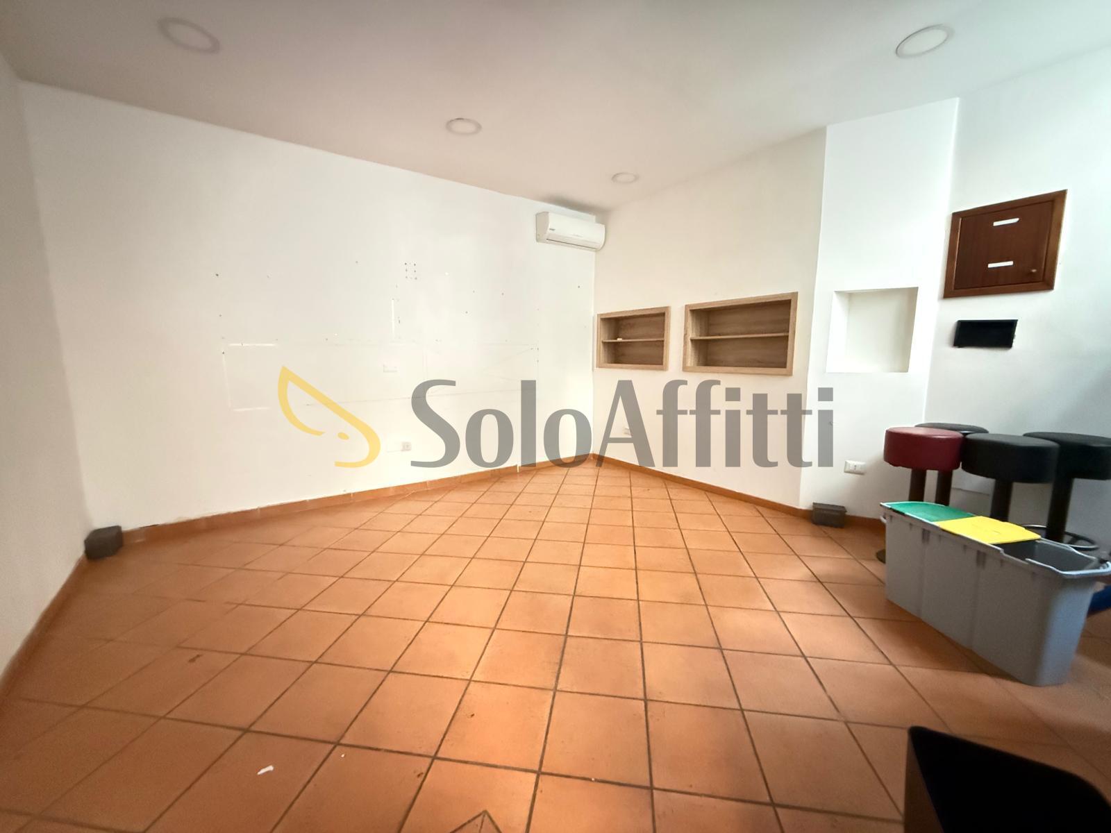 Locale commerciale in affitto in via san carlo 126, Caserta