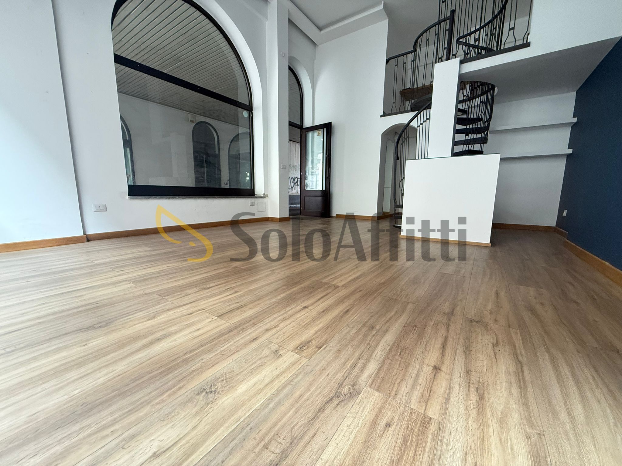 Locale commerciale in affitto in via colombo 24, Caserta