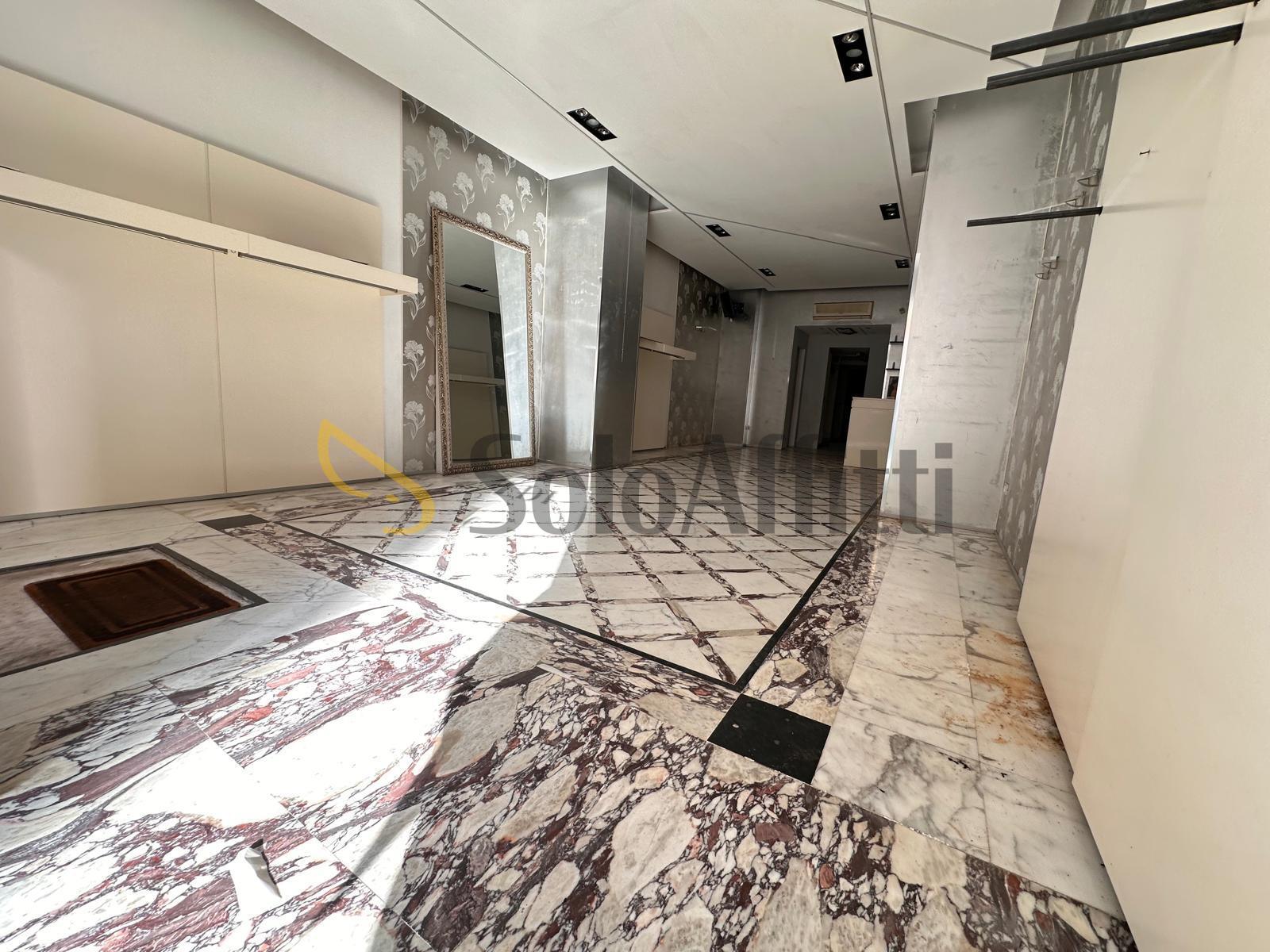 Locale commerciale in affitto in corso trieste 189, Caserta