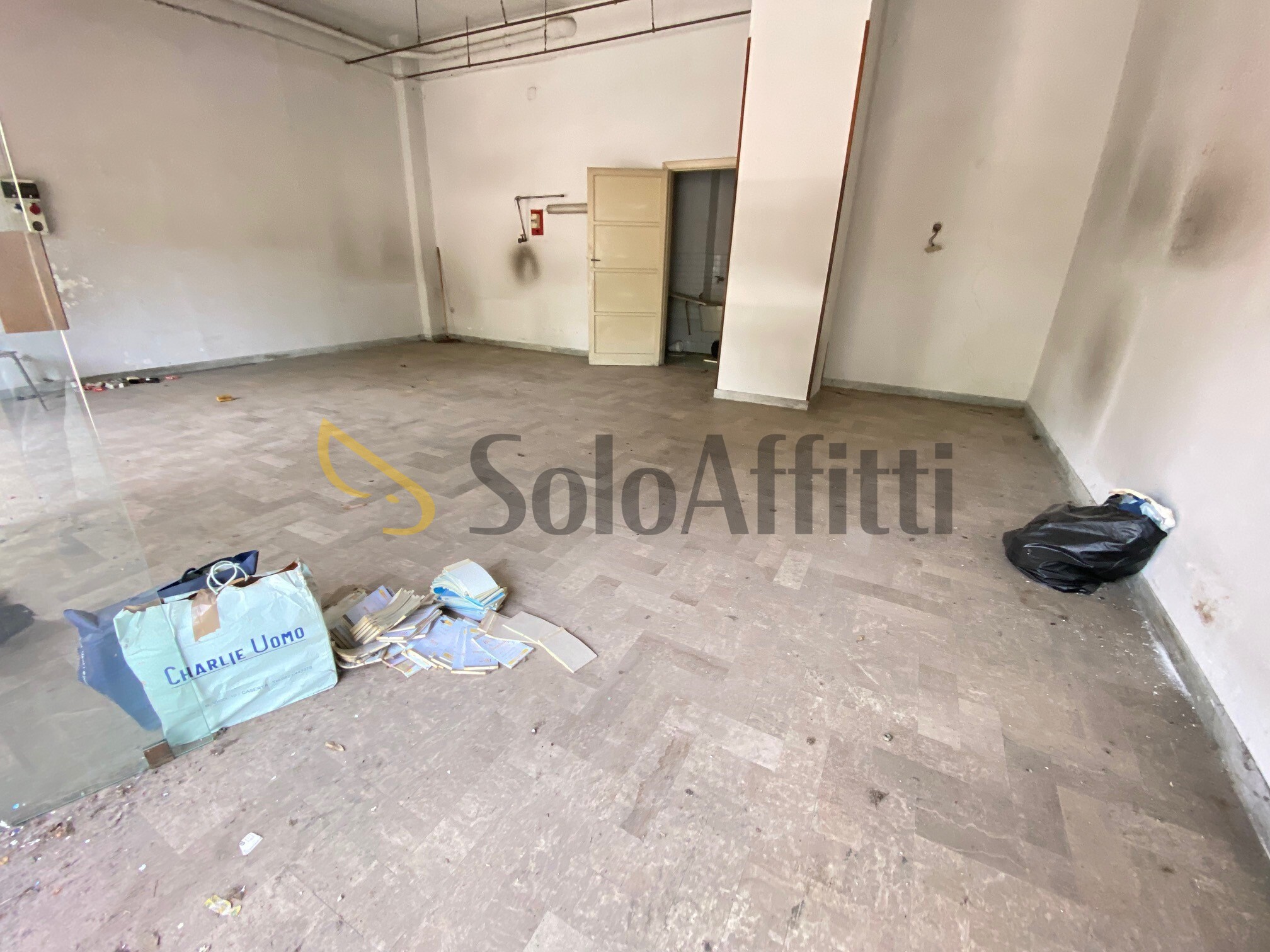 Locale commerciale da ristrutturare in via sud piazza d'armi 40, Caserta