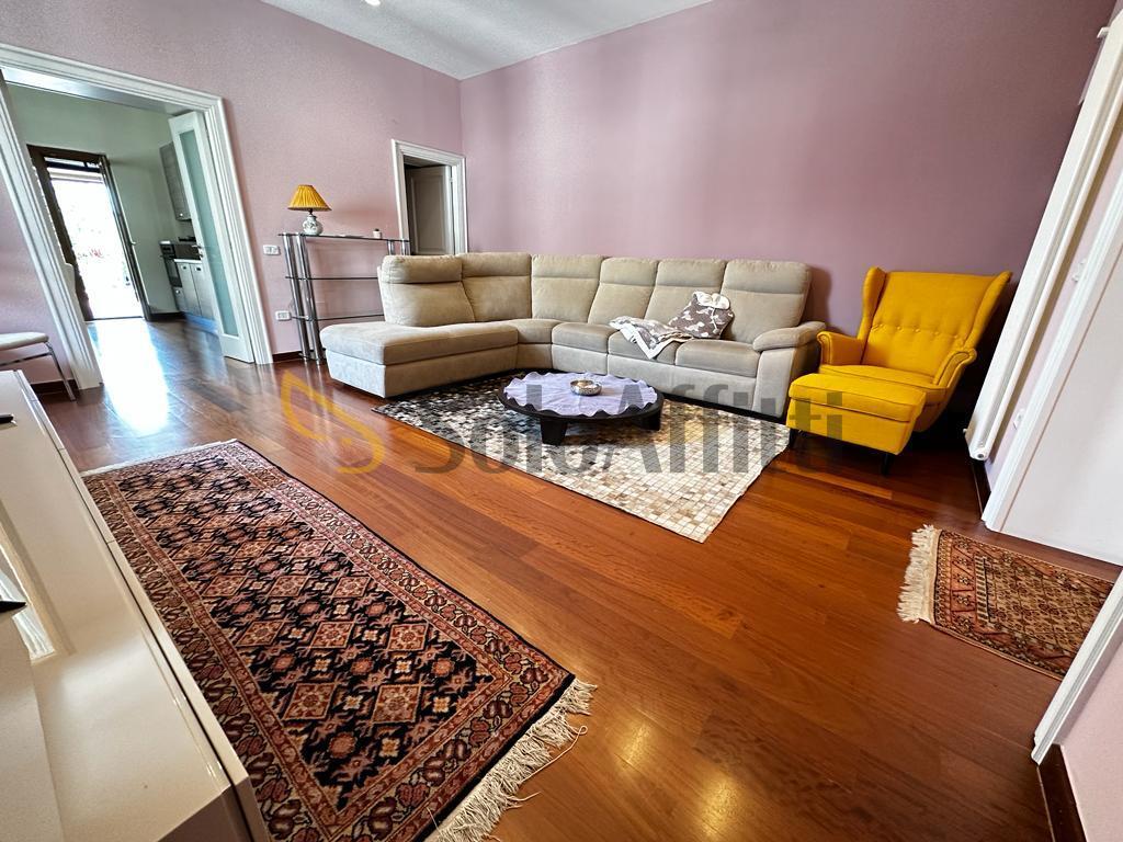 Bilocale con terrazzo in corso trieste 90, Caserta