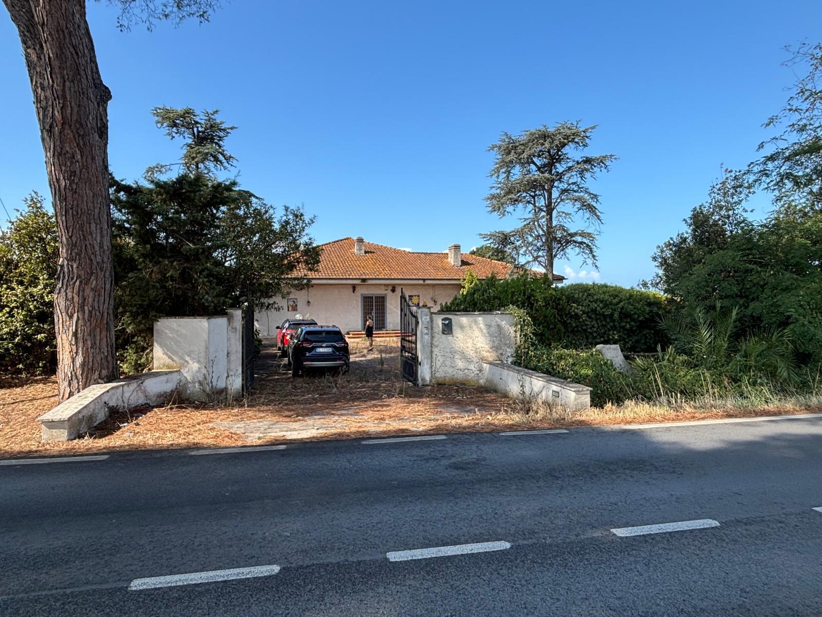 Villa con giardino in via litoranea 528, Sabaudia