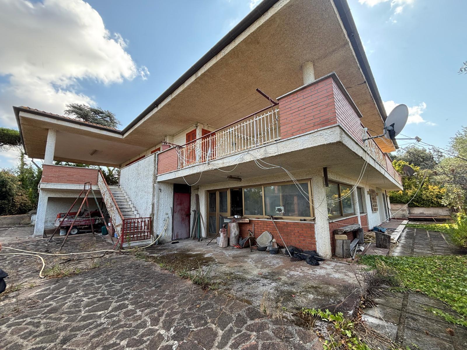 Villa con giardino in via litoranea 528, Sabaudia