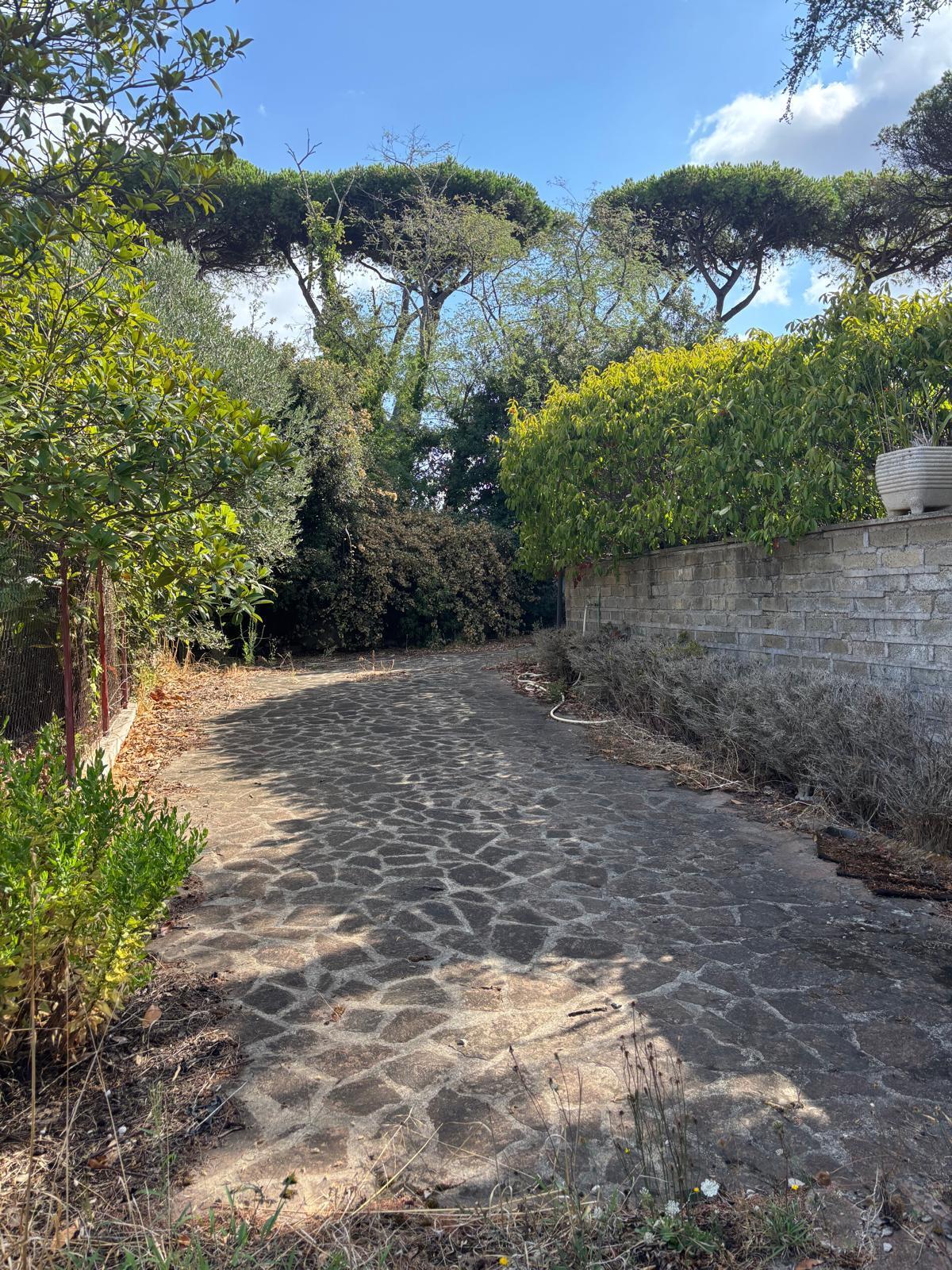 Villa con giardino in via litoranea 528, Sabaudia