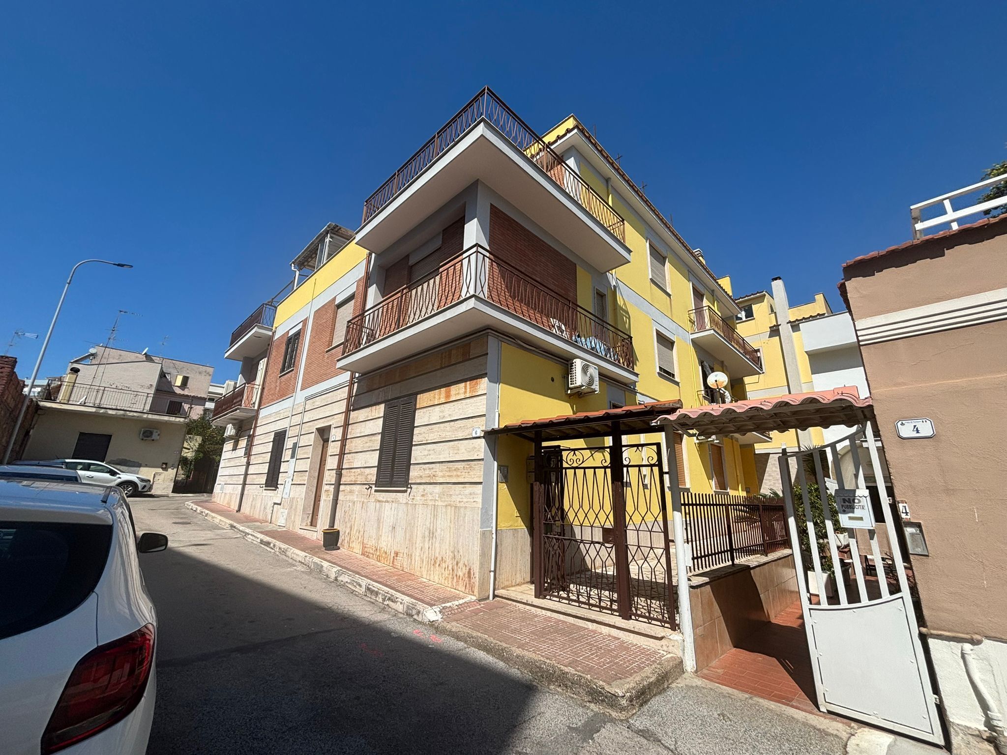 Trilocale con terrazzo in via monteverde 6, Nettuno