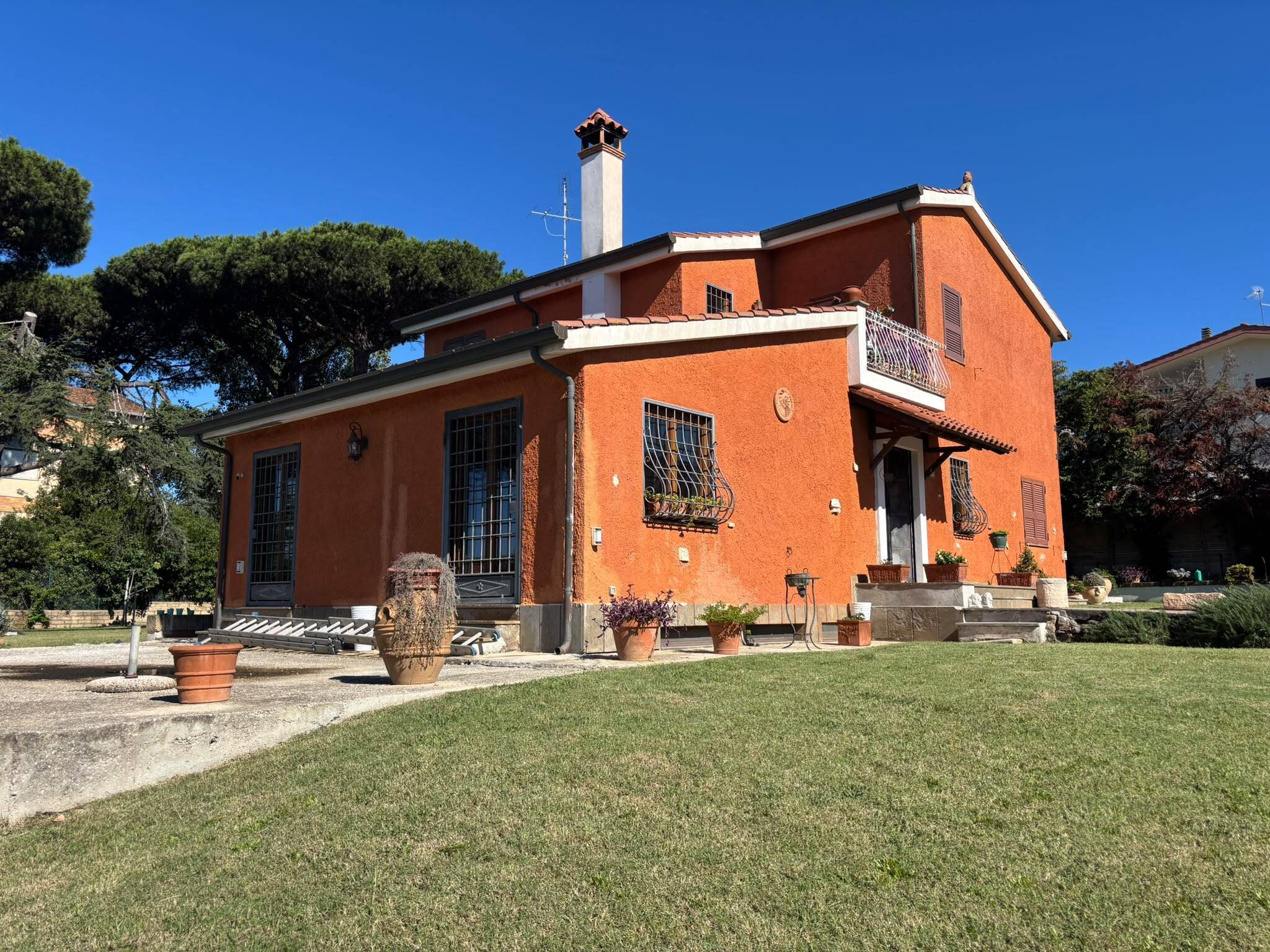 Villa con giardino in viale roma 33b, Anzio