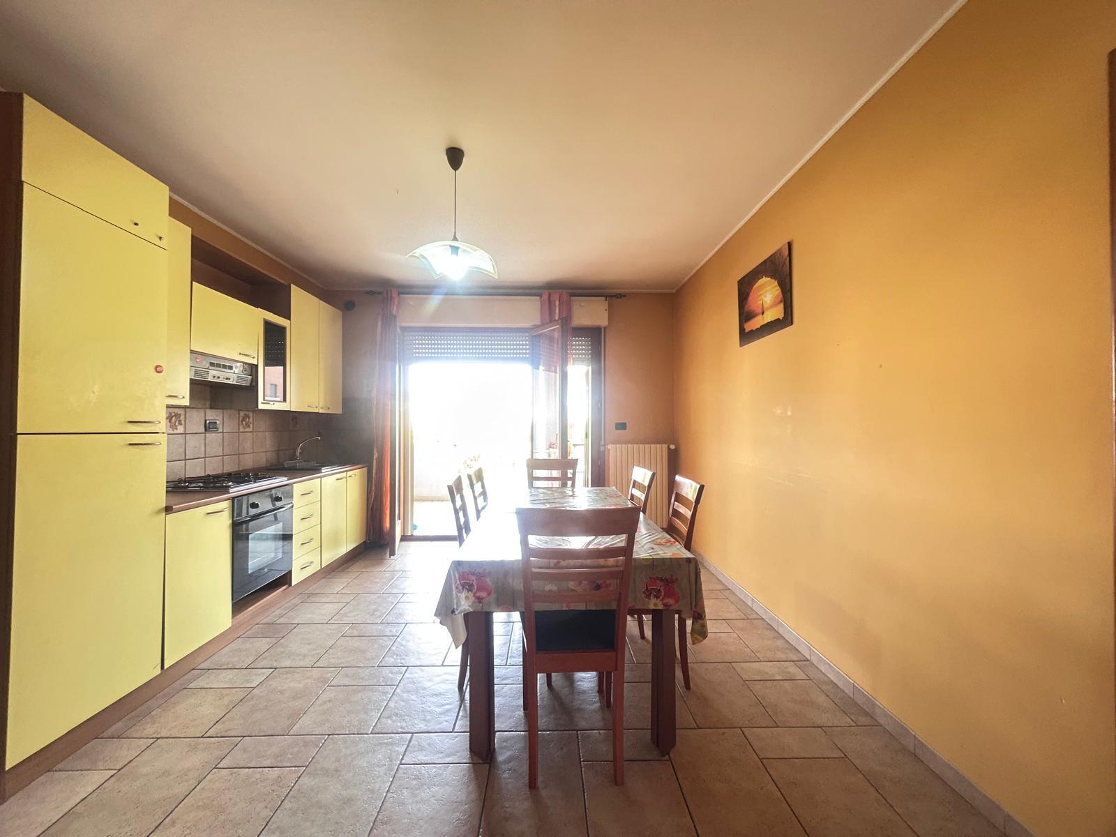 Trilocale con terrazzo in via pasquale celommi, Pescara