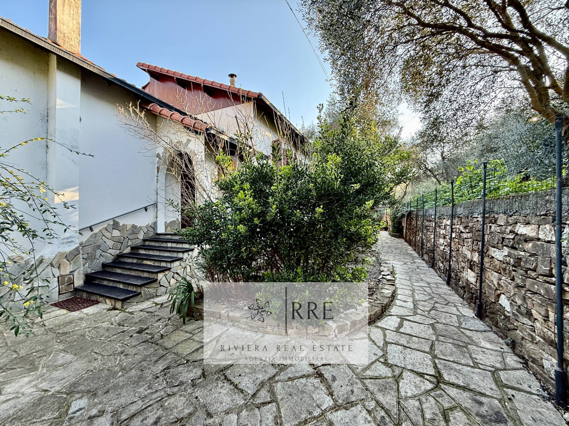 Casa Indipendente in vendita a Imperia, Montegrazie