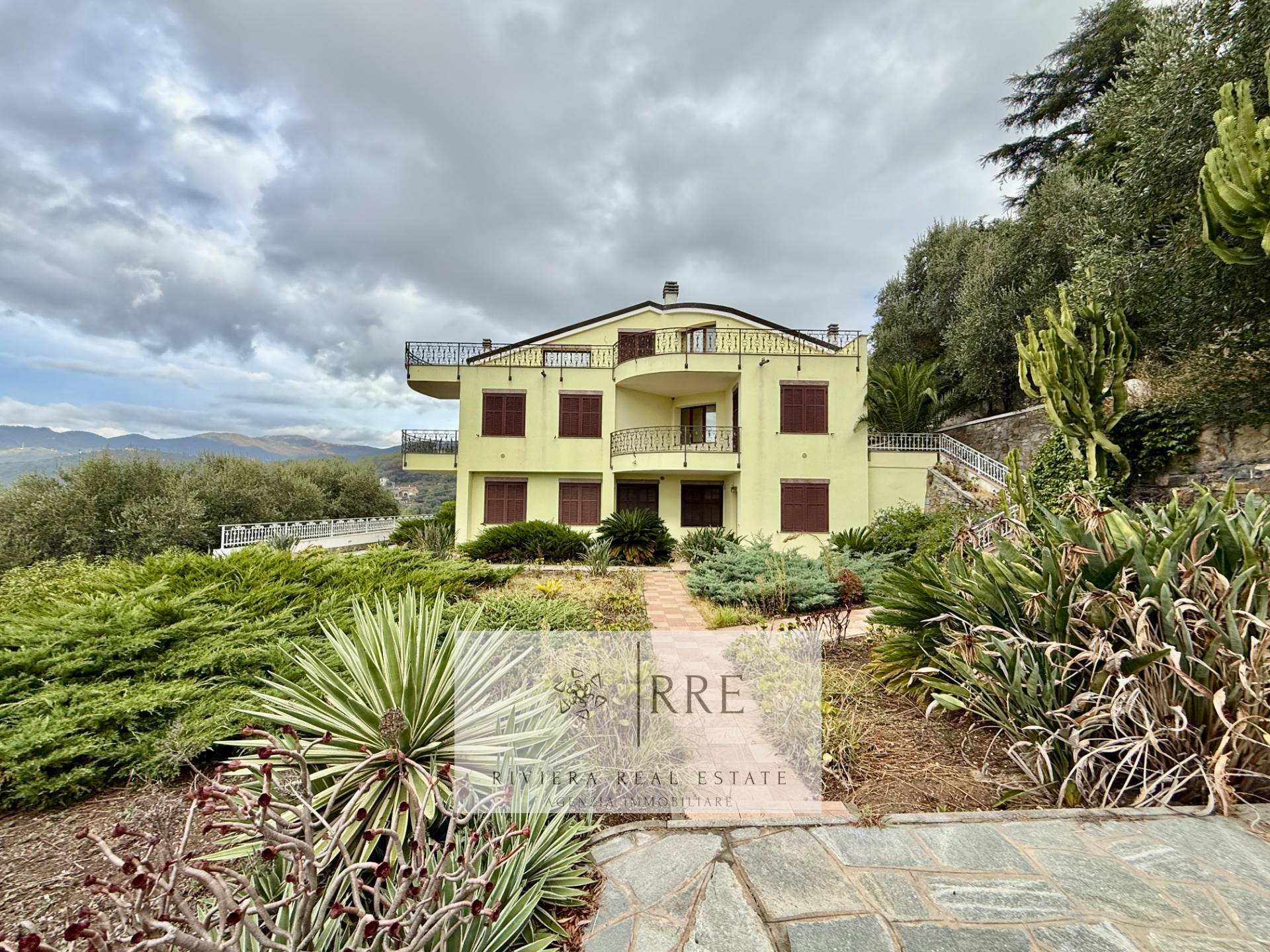 Palazzina indipendente in vendita a Diano Castello