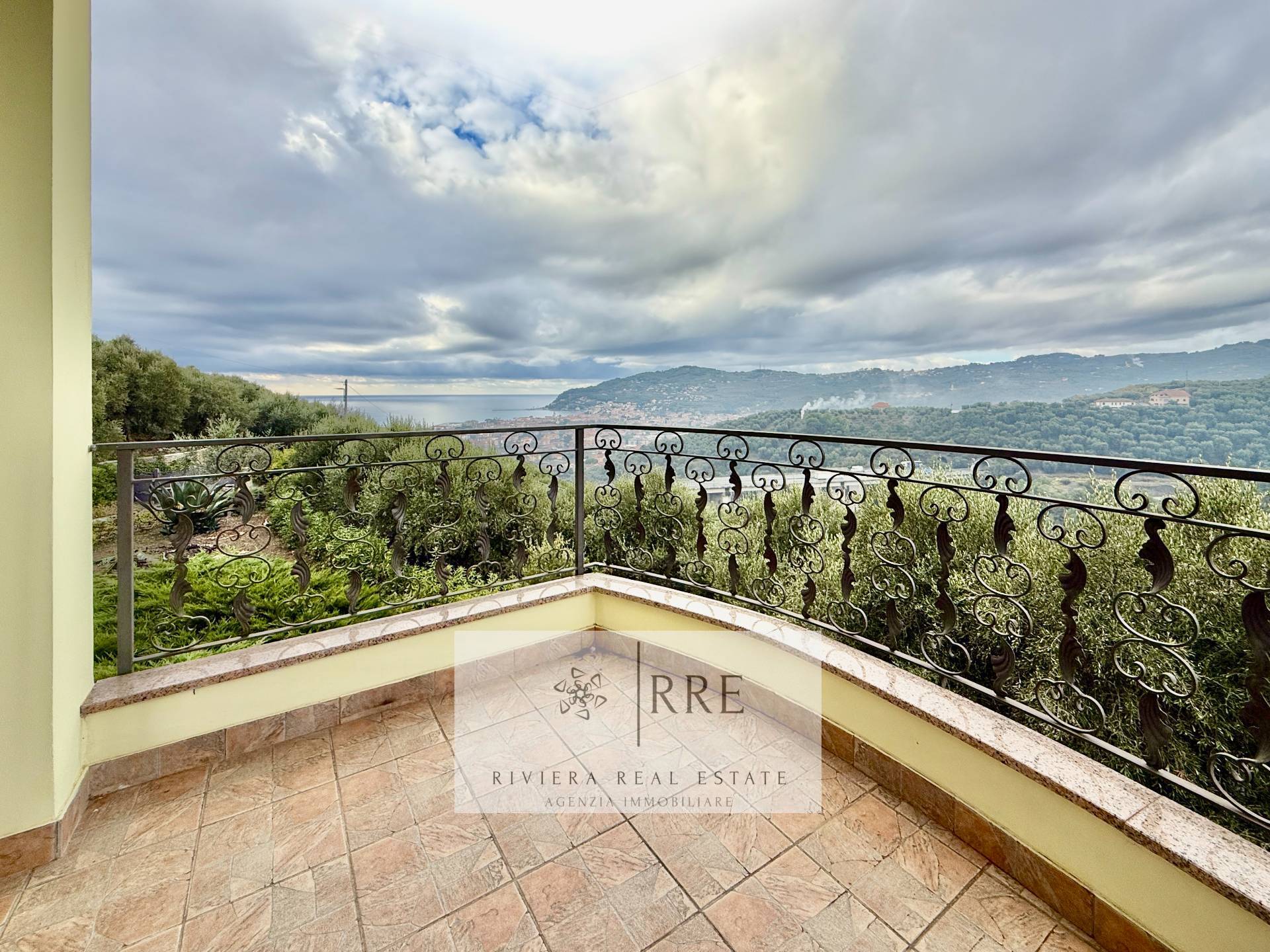 Palazzina indipendente in vendita a Diano Castello