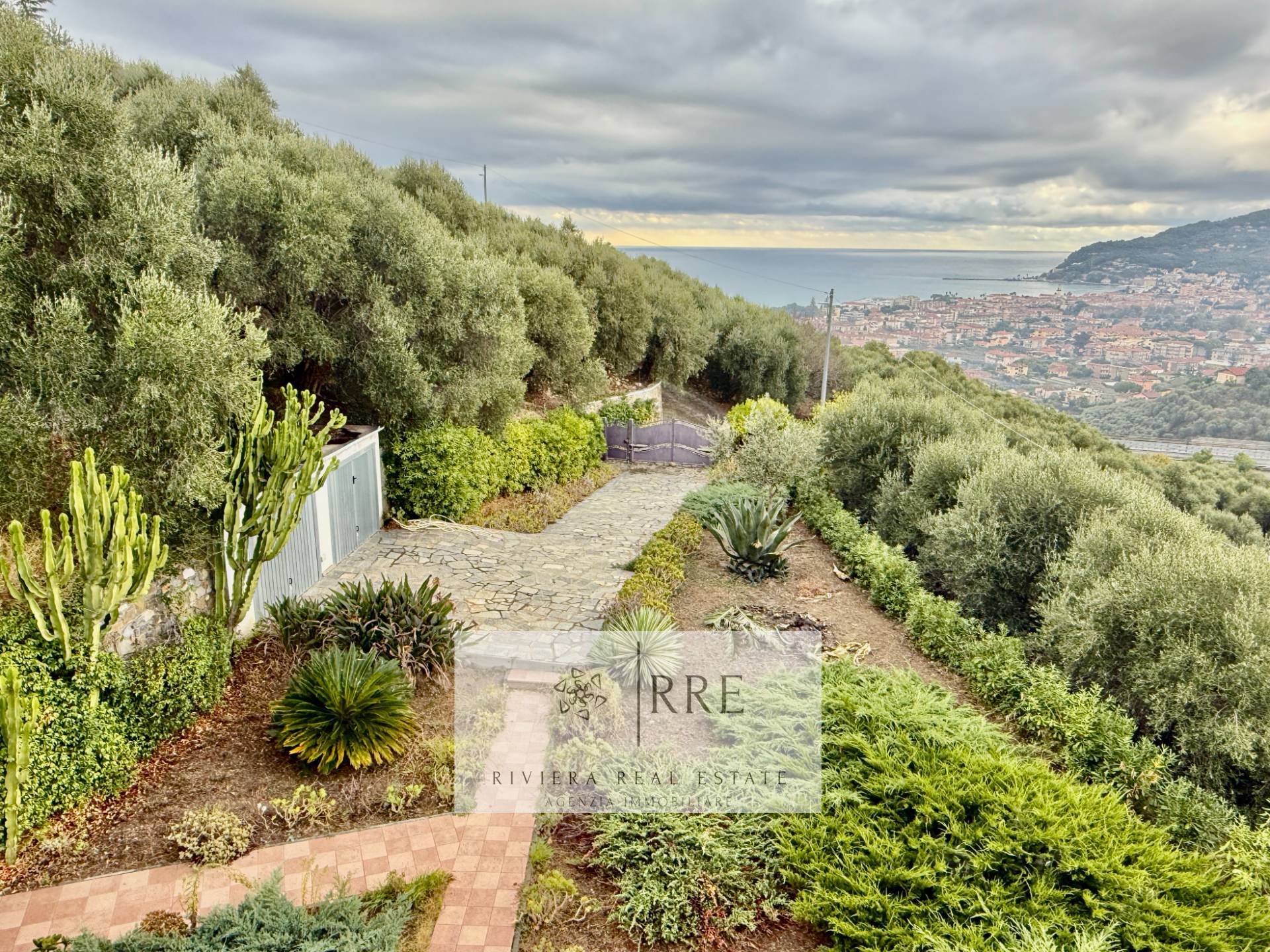 Palazzina indipendente in vendita a Diano Castello