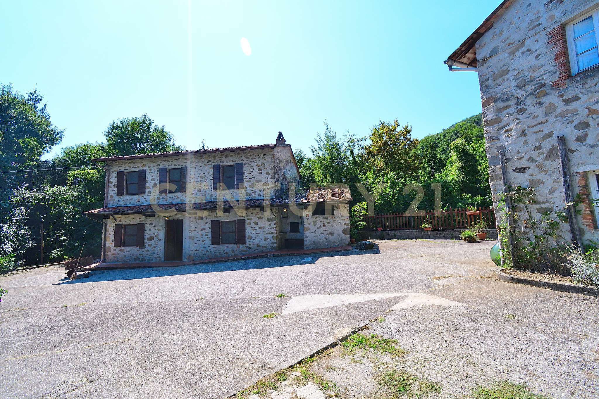 Casa indipendente con giardino in frazione colognora, Lucca