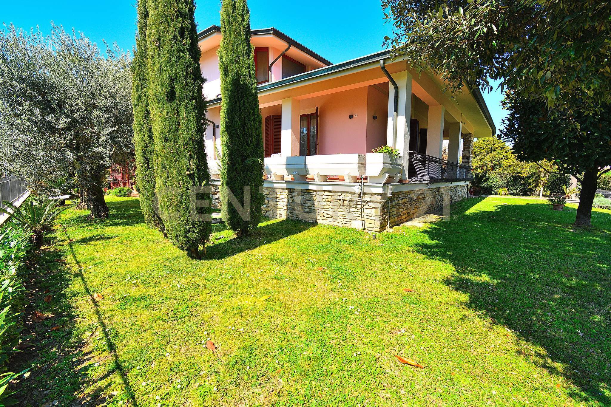 Villa con giardino in via delle molina 18, Pescia