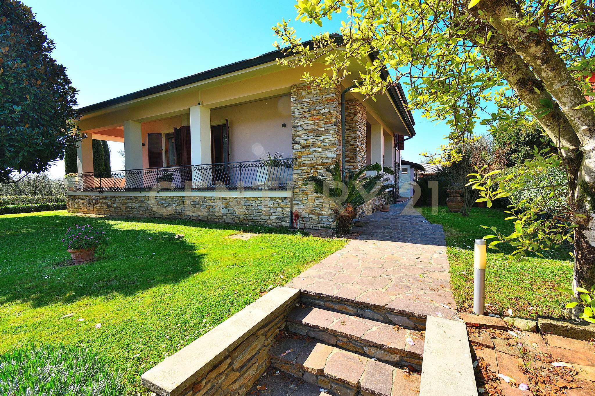 Villa con giardino in via delle molina 18, Pescia