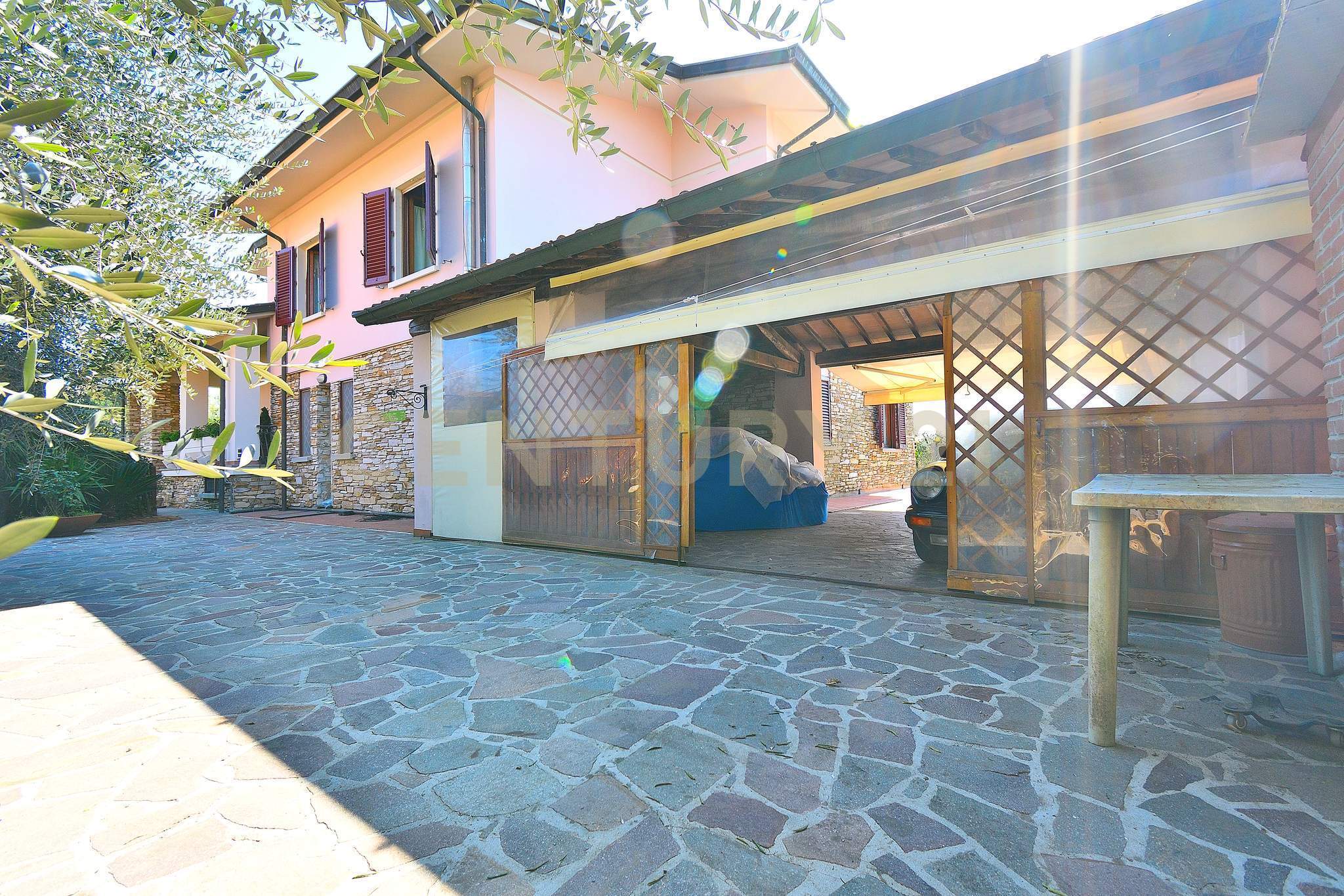 Villa con giardino in via delle molina 18, Pescia