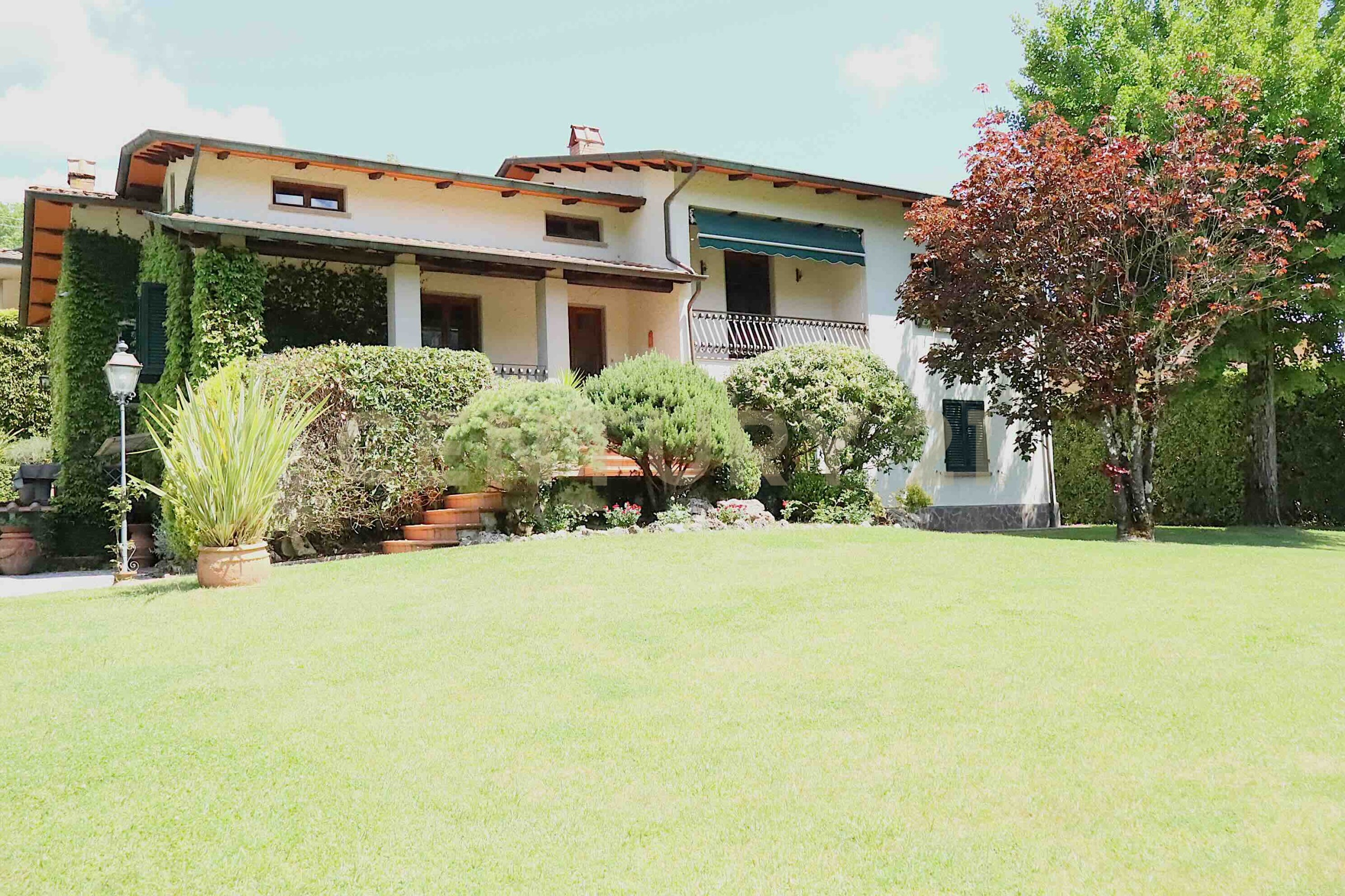 Villa con giardino in localit� dinucci 35, Pescaglia