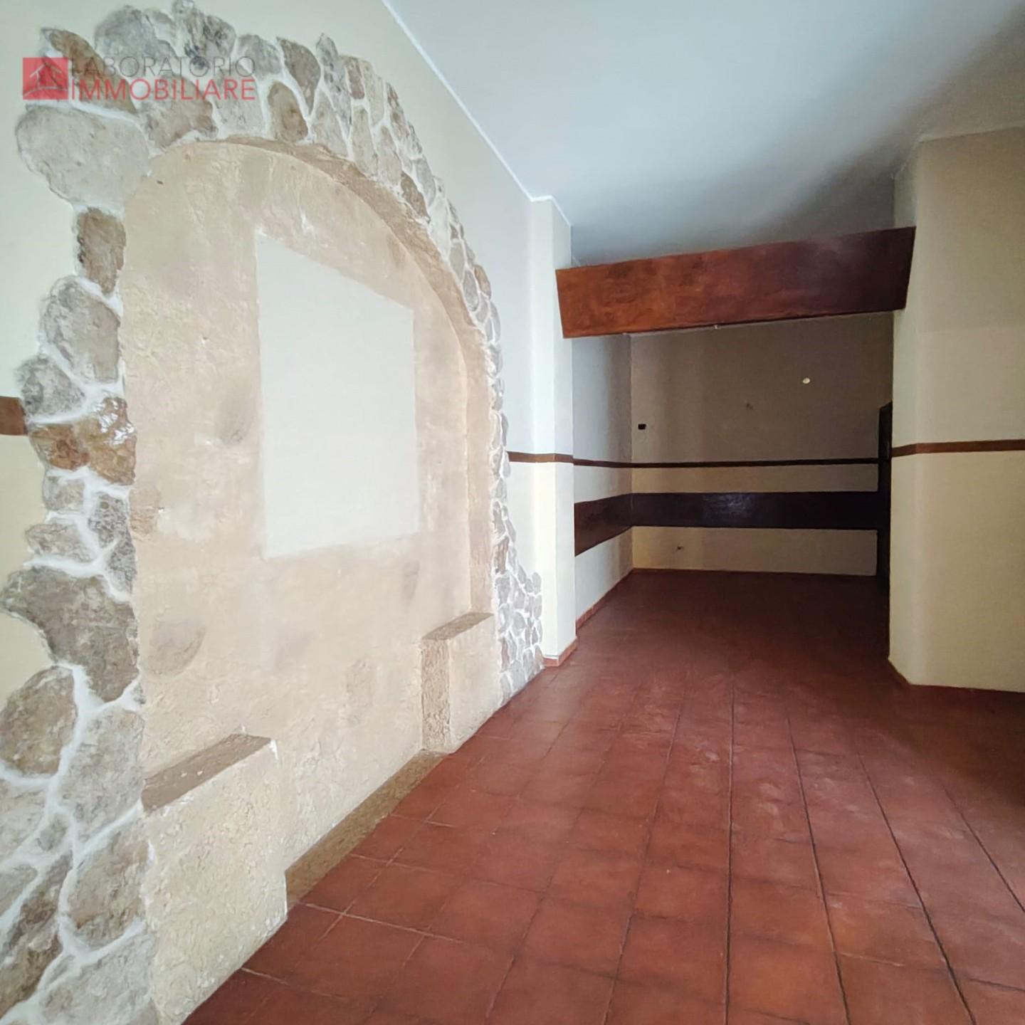 Locale commerciale in affitto, Lecce partigiani