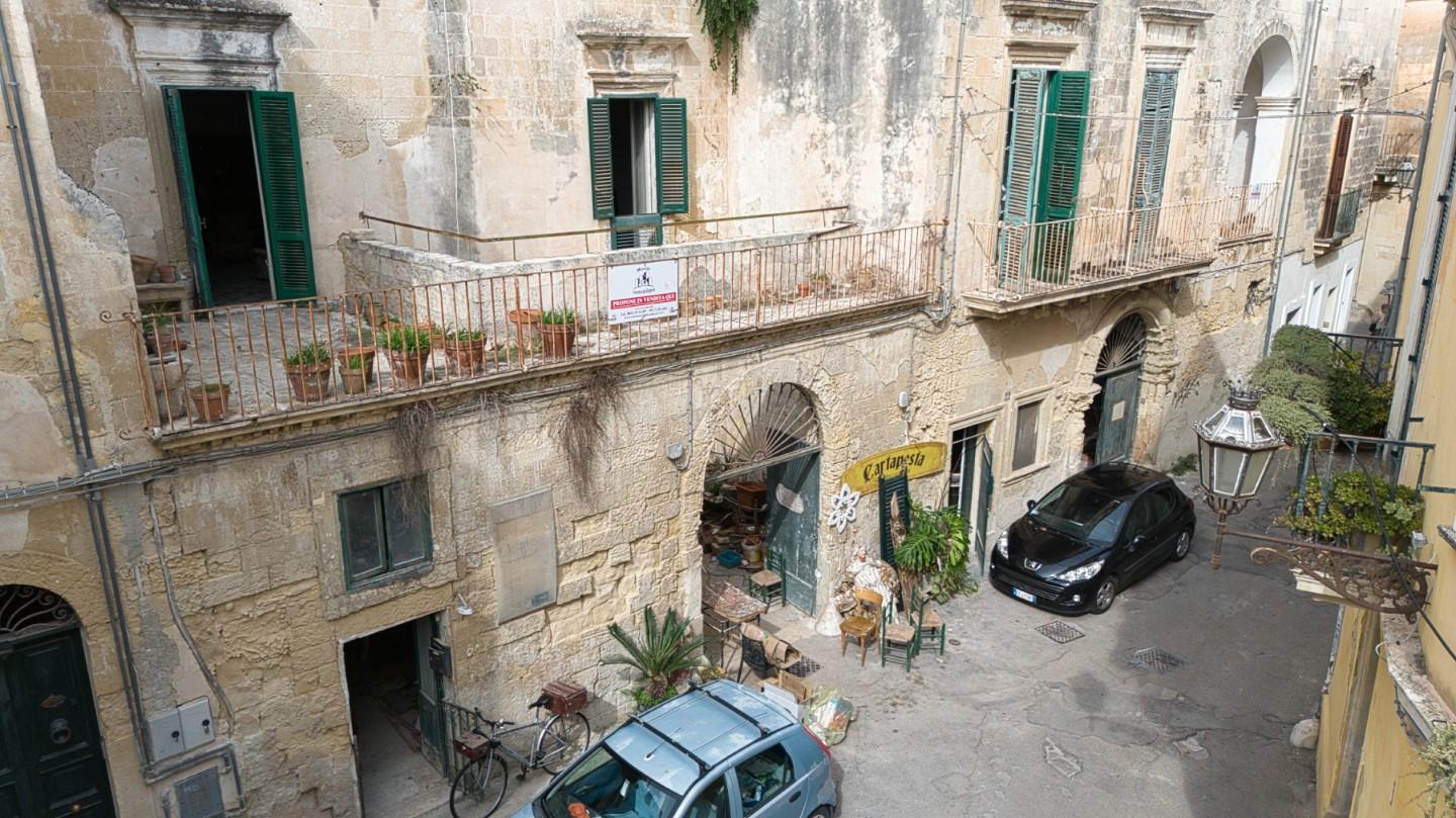 Stabile/Palazzo con giardino a Lecce