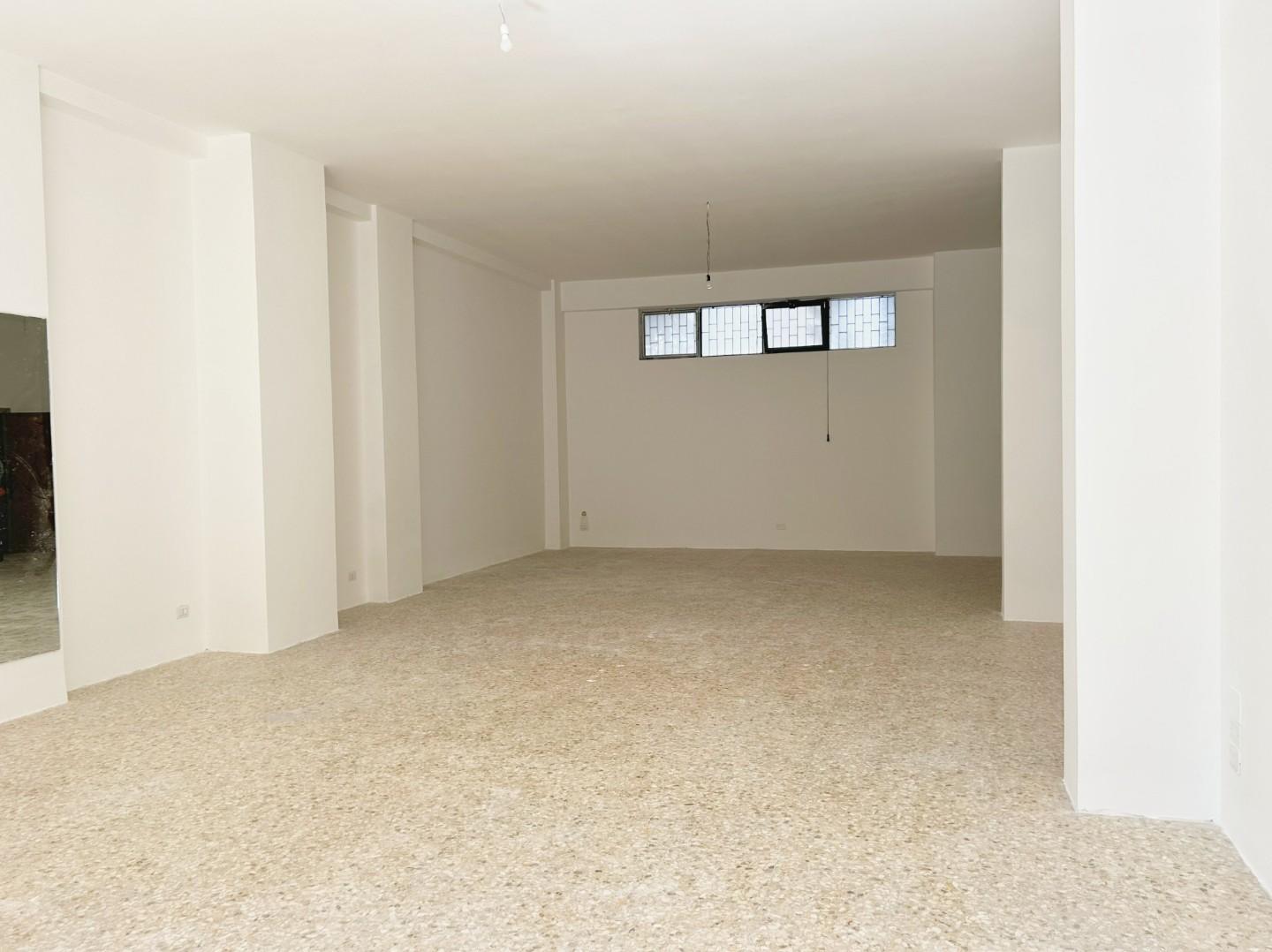 Locale commerciale in vendita a Lecce