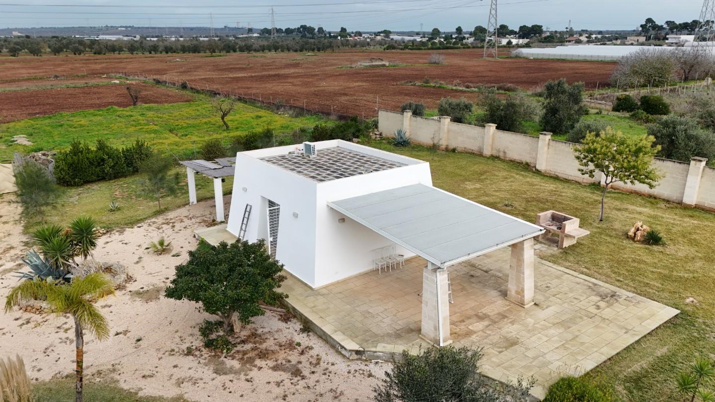 Villa con giardino a Nard�