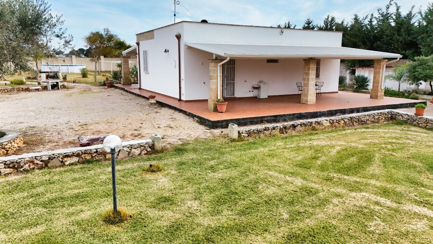 Villa con giardino a Nard�