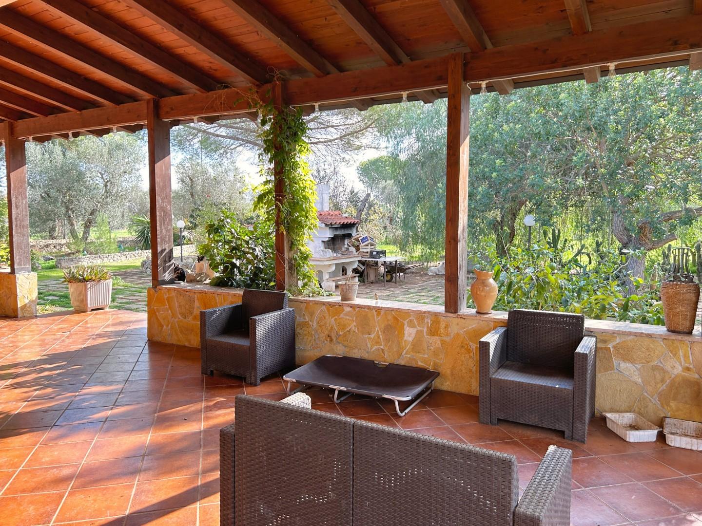 Villa con giardino a Nard�