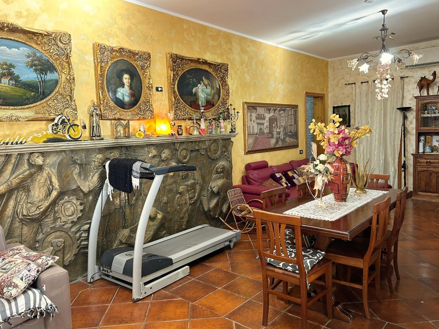 Villa con giardino a Nard�