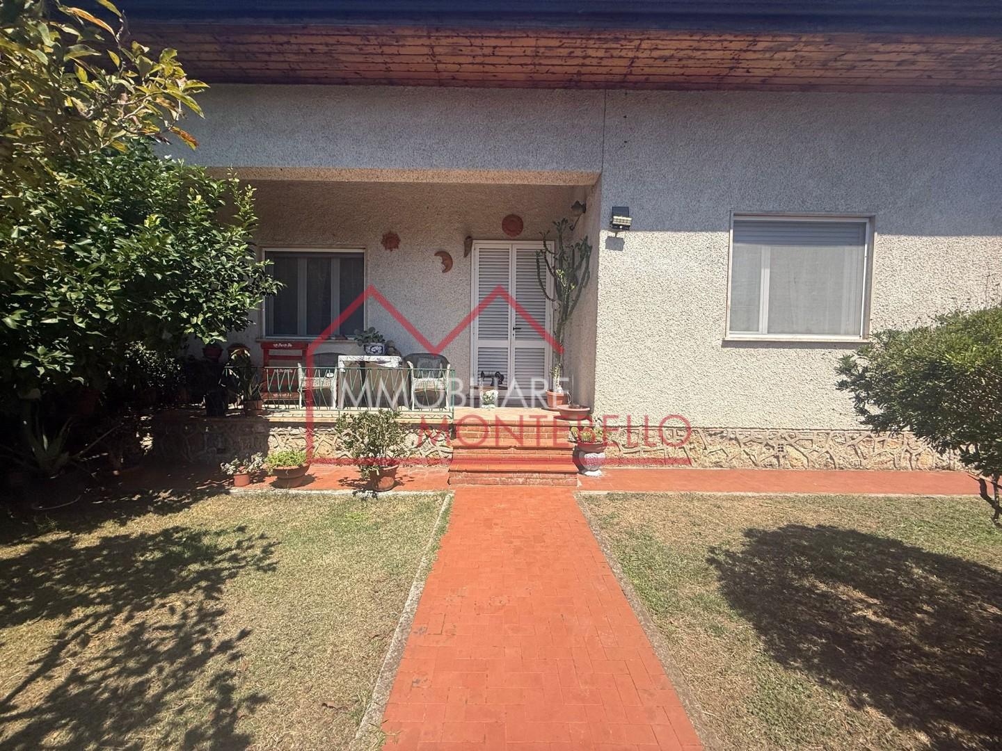 Villa Bifamiliare con giardino a Camaiore