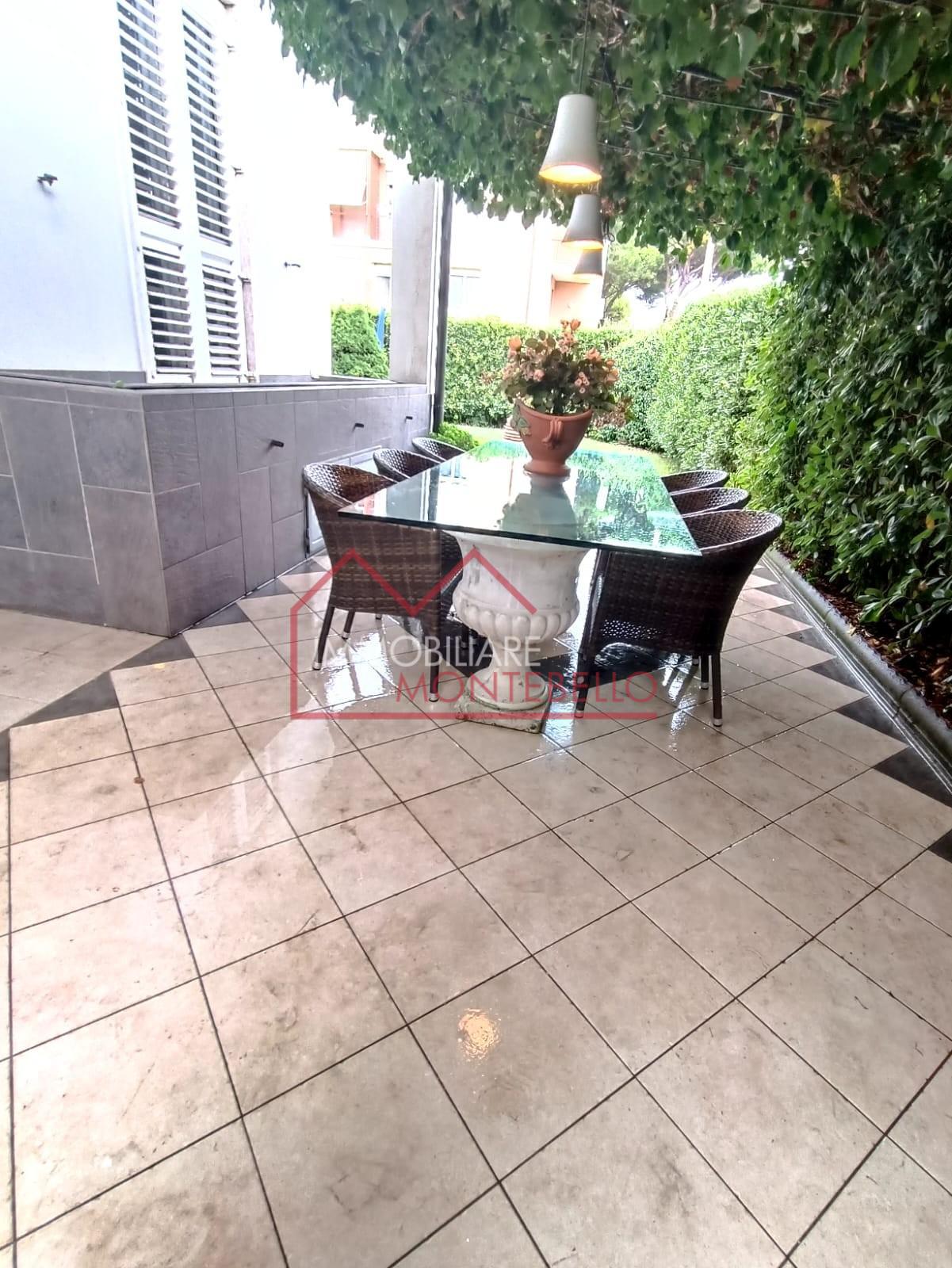 Villa Bifamiliare con giardino, Viareggio darsena