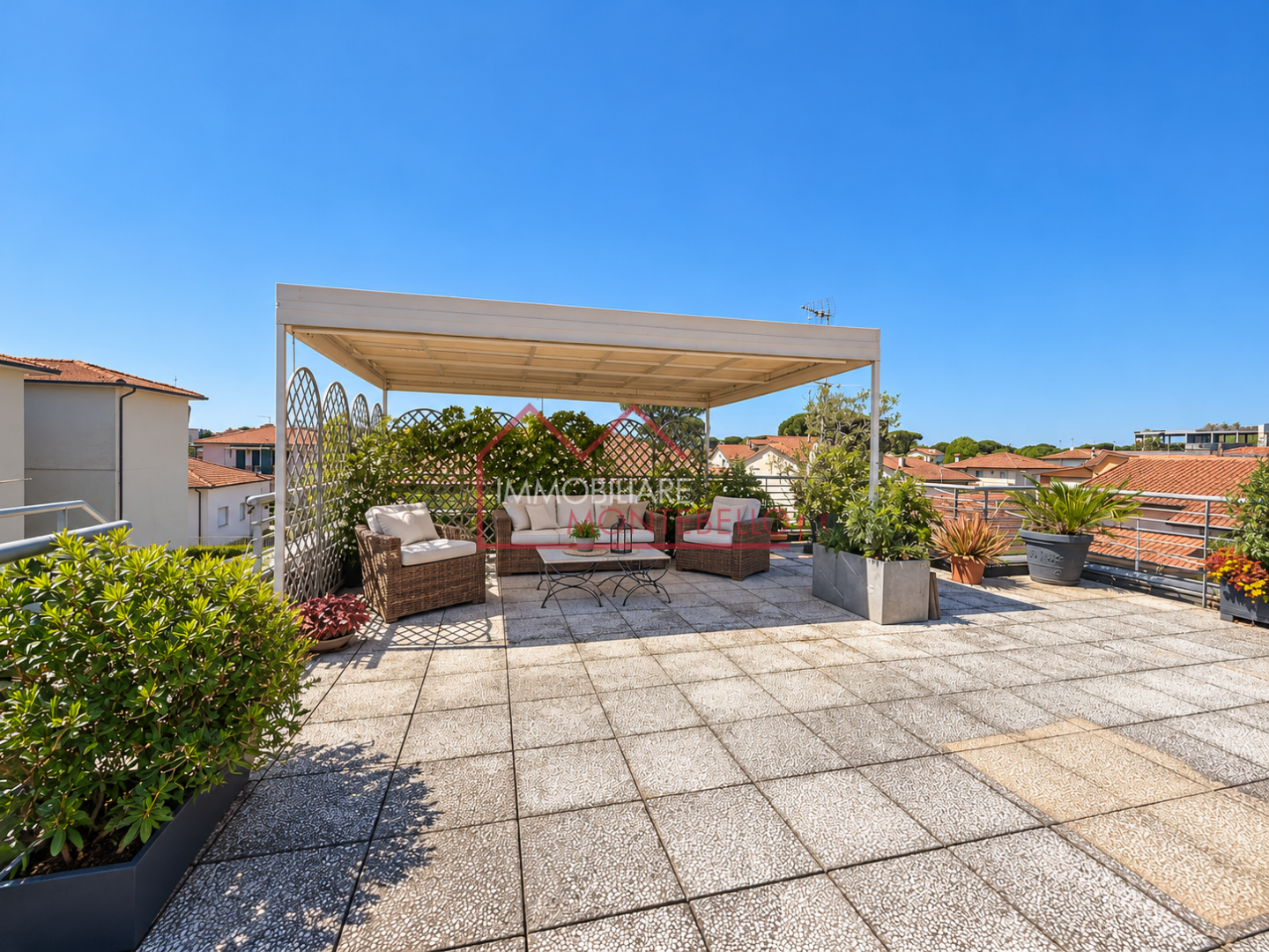 Attico con giardino, Camaiore lido di