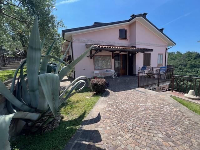 Villa con giardino a Cogorno