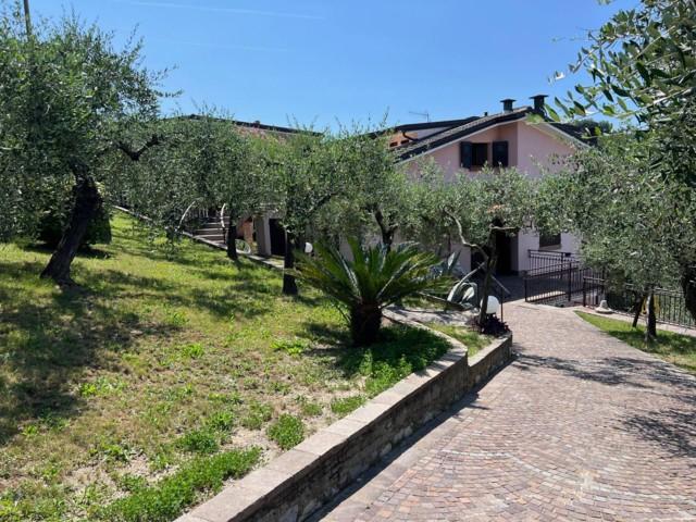 Villa con giardino a Cogorno