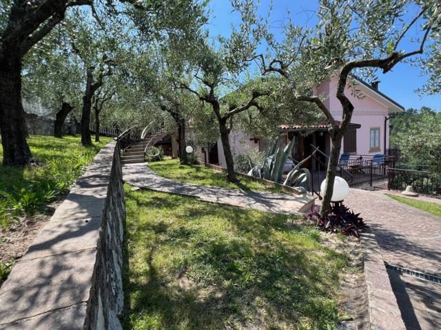 Villa con giardino a Cogorno