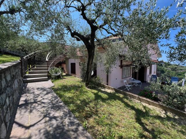 Villa con giardino a Cogorno