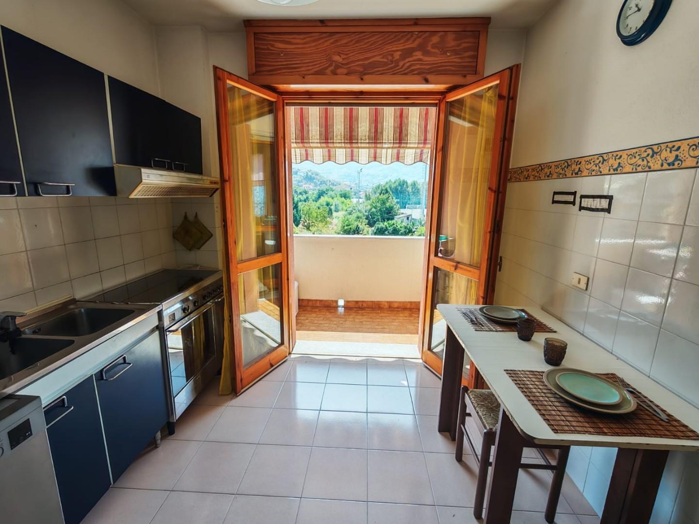 Appartamento con terrazzi, Chiavari caperana