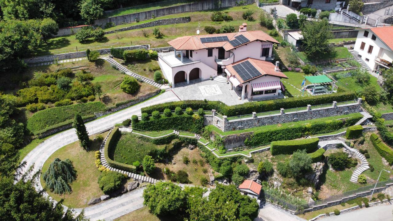 Villa in vendita a Laveno-Mombello