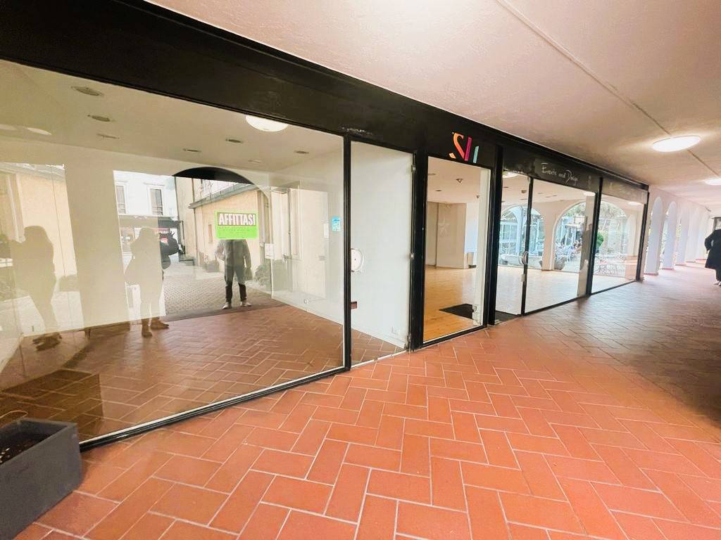 Locale commerciale in affitto a Luino