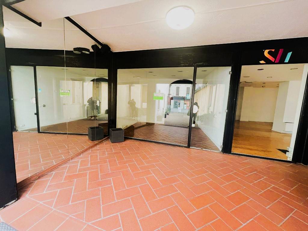 Locale commerciale in affitto a Luino