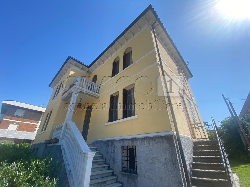 Villa con giardino in strada padana verso padova 211, Vicenza