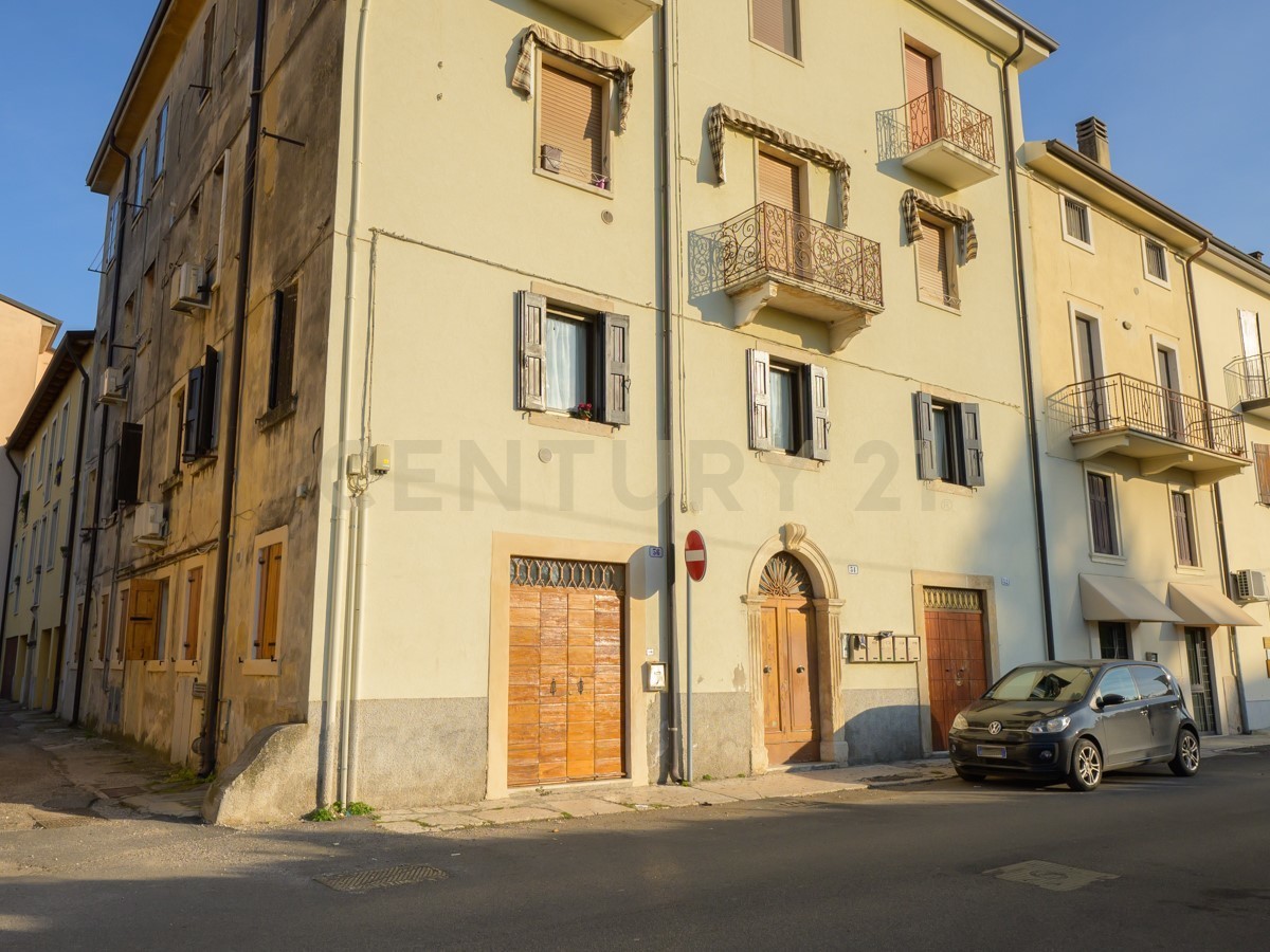 Quadrilocale con box in via delle logge 54, Verona