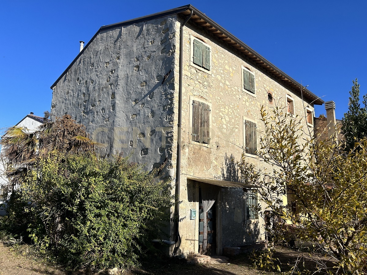 Casa indipendente con giardino in via molini 38, Colognola ai Colli